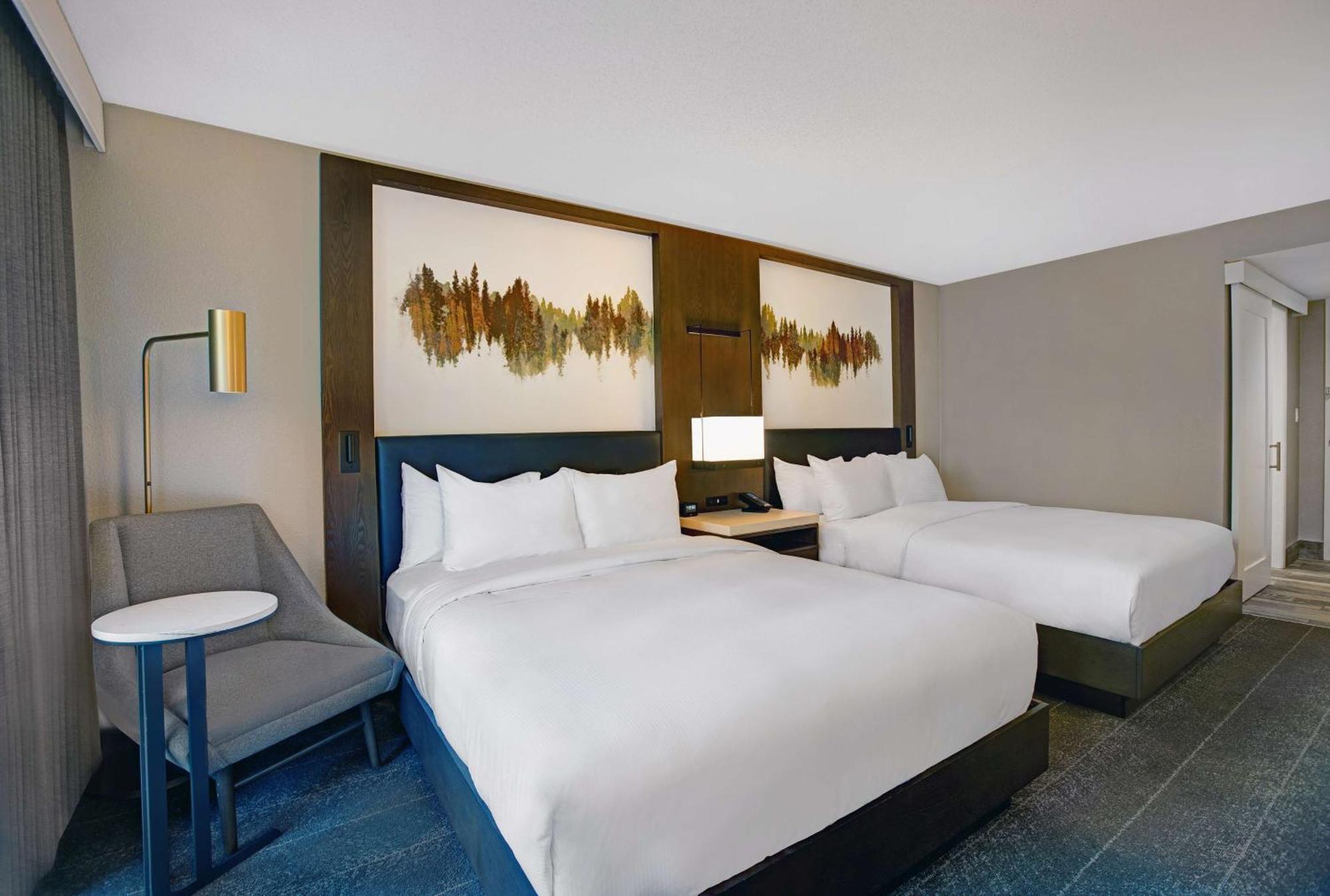 Queen Room Two Queen Beds Pool View,1551271762:JPEG